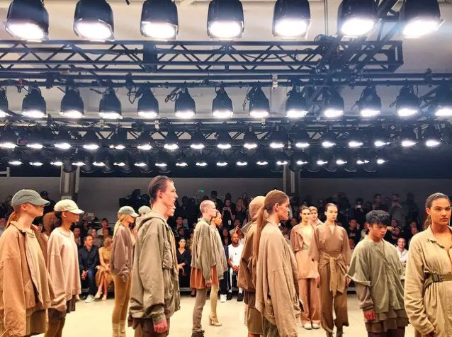 Yeezy Season 2 በጣም እንደ Yeezy Season 1 ነበር. ለበልግ ጅማሮው እንዳደረገው፣ ካንዬ ዌስት የወንዶች እና የሴቶች ትብብር ሁለተኛውን የውድድር ዘመን ከአዲዳስ ጋር በቫኔሳ ቢክሮፍት በፅንሰ ሀሳብ ባቀረበው ትርኢት አቅርቧል። በመጠኑም ቢሆን እሷ ማሪና አብራሞቪች ለሪካርዶ ቲሲሲ ነች፣ ምንም እንኳን የማስመሰል ወታደራዊ ምስረታ ቢክሮፍት ለዌስት ትርኢት ቢመጣም ባለፈው ሳምንት ከ Givenchy ስሜት ጋር መወዳደር አልቻለም።