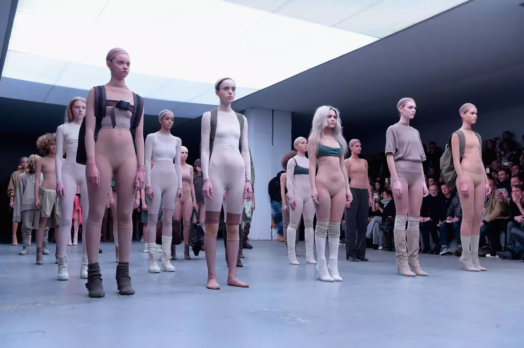 Yeezy Season 2 var mjög lík Yeezy Season 1. Eins og hann gerði fyrir haustútgáfu sína, kynnti Kanye West aðra þáttaröð karla- og kvennasamstarfs síns við Adidas með frammistöðu sem Vanessa Beecroft hafði hugmynd um. Í minni mælikvarða er hún Marina Abramovic fyrir Riccardo Tisci hans, þó að hin látlausa hernaðarskipan sem Beecroft kom með fyrir sýningu West gæti ekki keppt við átakanleika Givenchy í síðustu viku.