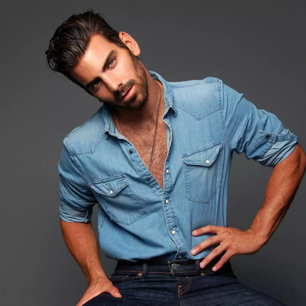 Nyle DiMarco, 25, skal medvirke i den kommende 22. sæson af den populære CW-serie, som blev skabt af supermodellen Tyra Banks. Men selvom nogle måske tror, ​​at han er i en ulempe sammenlignet med sine medstjerner, insisterer den Washington-baserede model på, at hans handicap faktisk gør ham endnu mere unik. Læs mere: http://www.dailymail.co.uk/femail/article-3184467/I-huge-advantage-America-s-Model-s-deaf-contestant-reveals-disability-helps-stand-crowd.html #ixzz3m9AEMK3E Følg os: @MailOnline på Twitter | DailyMail på Facebook