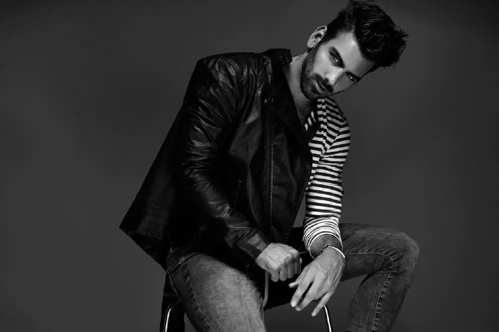 Nyle DiMarco, 25, აპირებს მონაწილეობა მიიღოს CW სერიალის მომავალ 22-ე სეზონში, რომელიც შექმნა სუპერმოდელმა ტაირა ბენკსმა. მაგრამ, მიუხედავად იმისა, რომ ზოგს შეიძლება სჯეროდეს, რომ ის არახელსაყრელ მდგომარეობაშია, როდესაც შედარებულია თავის ვარსკვლავებთან, ვაშინგტონში დაფუძნებული მოდელი ამტკიცებს, რომ მისი ინვალიდობა მას უფრო უნიკალურს ხდის. წაიკითხეთ მეტი: http://www.dailymail.co.uk/femail/article-3184467/I-huge-advantage-America-s-Model-s-deaf-contestant-reveals-disability-helps-stand-crowd.html #ixzz3m9AEMK3E გამოგვყევით: @MailOnline Twitter-ზე | DailyMail Facebook-ზე