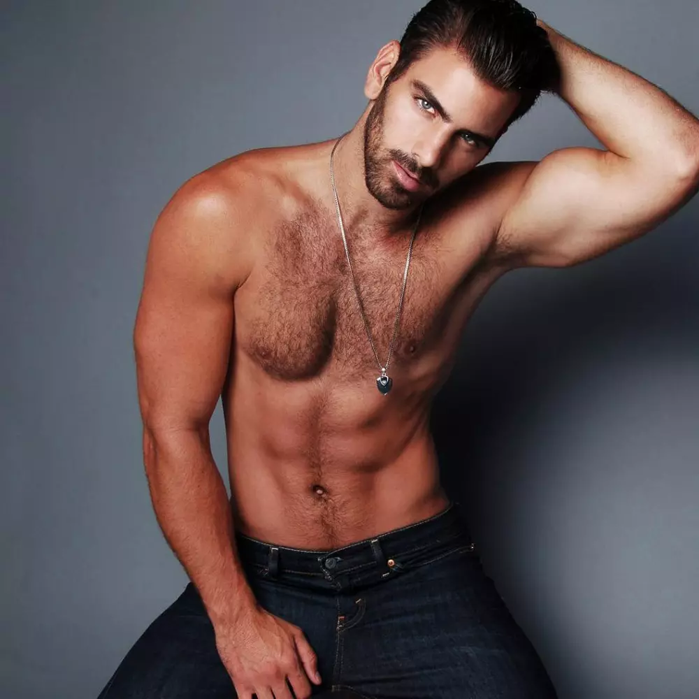 Nyle DiMarco, 25, estas preta prezenti en la venonta 22-a sezono de la furora CW-serio, kiu estis kreita de supermodelo Tyra Banks. Sed kvankam iuj povus kredi, ke li estas en malavantaĝo kompare kun liaj kunsteluloj, la Vaŝingtona modelo insistas, ke lia handikapo efektive faras lin des pli unika. Legu pli: http://www.dailymail.co.uk/femail/article-3184467/I-huge-advantage-America-s-Model-s-deaf-contestant-reveals-disability-helps-stand-crowd.html #ixzz3m9AEMK3E Sekvu nin: @MailOnline en Twitter | DailyMail en Fejsbuko