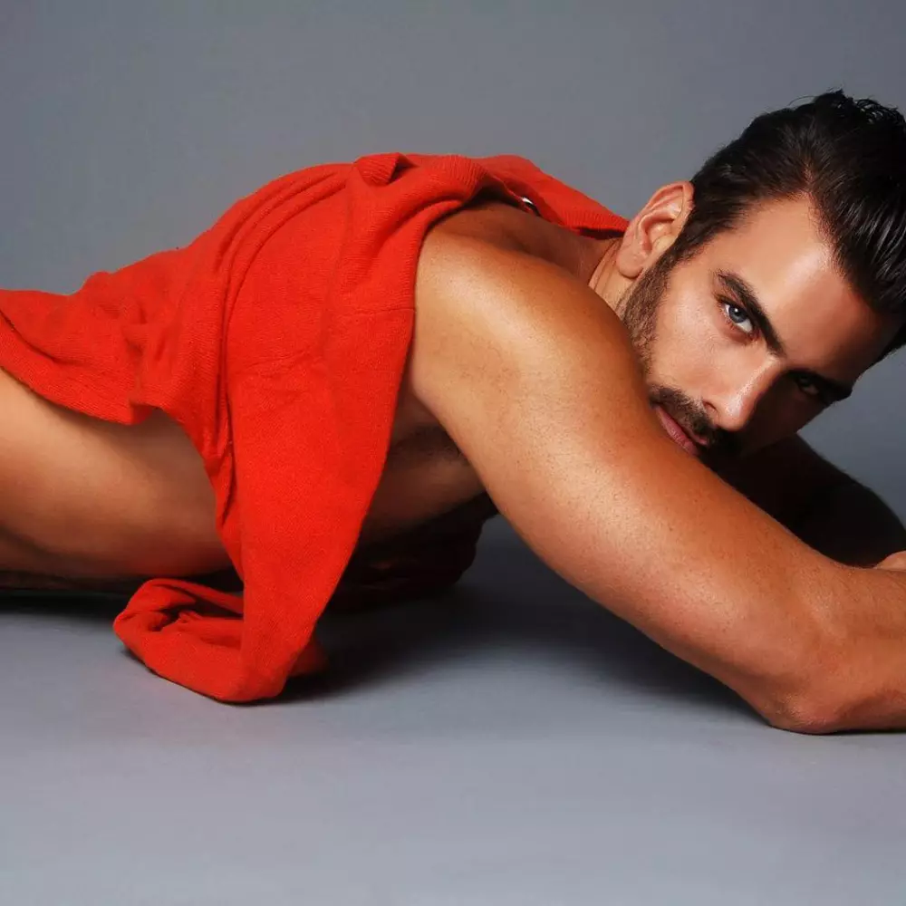 Si Nyle DiMarco, 25, gikatakda nga magpakita sa umaabot nga 22nd season sa hit CW series, nga gimugna sa supermodel nga si Tyra Banks. Apan samtang ang uban tingali nagtuo nga siya usa ka disbentaha kung itandi sa iyang kauban nga mga bituon, ang modelo nga nakabase sa Washington miinsistir nga ang iyang pagkabaldado sa tinuud naghimo kaniya nga labi ka talagsaon. Basaha ang dugang pa: http://www.dailymail.co.uk/femail/article-3184467/I-huge-advantage-America-s-Model-s-deaf-contestant-reveals-disability-helps-stand-crowd.html #ixzz3m9AEMK3E Sunda kami: @MailOnline sa Twitter | DailyMail sa Facebook