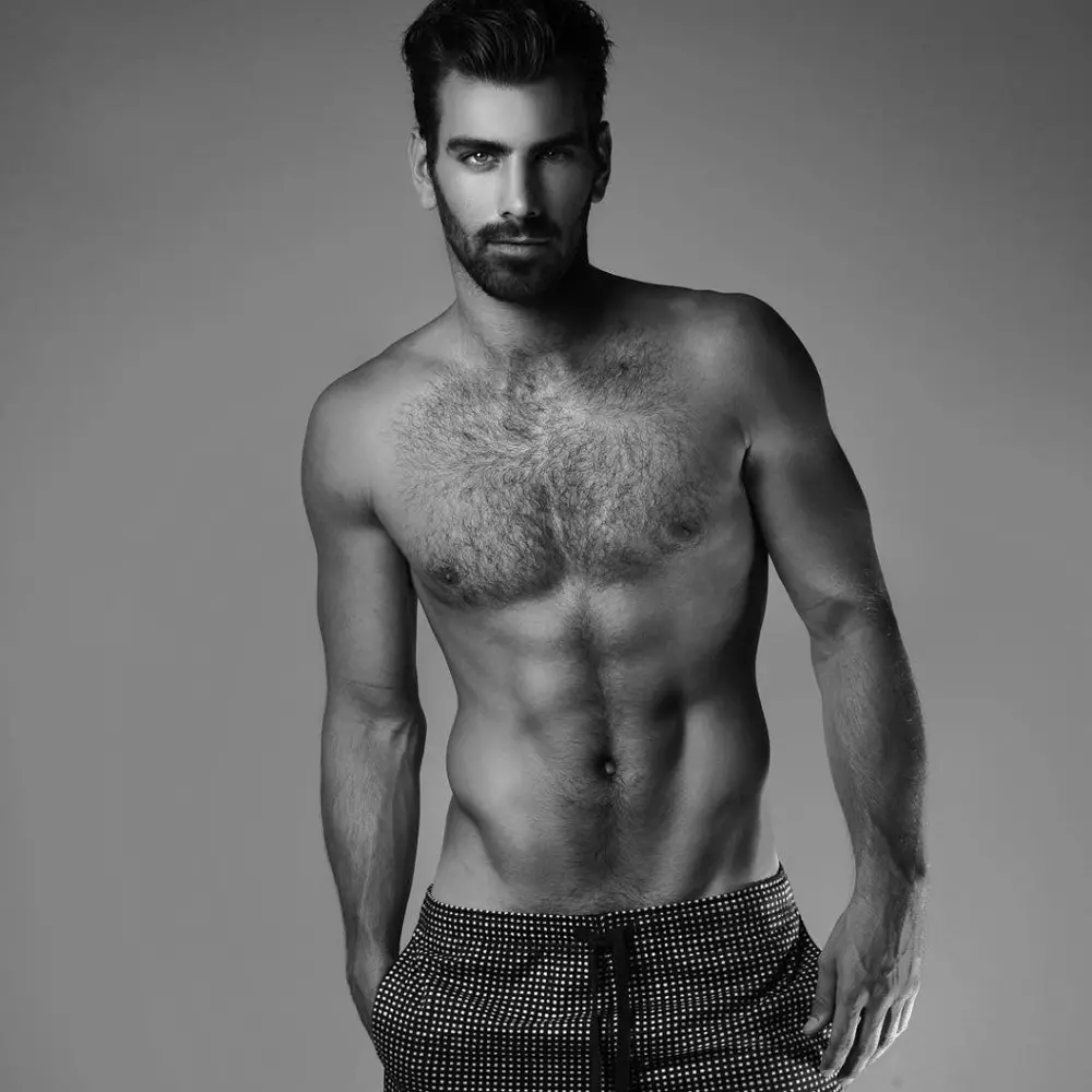 Nyle DiMarco, de 25 años, participará en la próxima temporada número 22 de la exitosa serie CW, que fue creada por la supermodelo Tyra Banks. Pero si bien algunos podrían creer que está en desventaja en comparación con sus coprotagonistas, el modelo con sede en Washington insiste en que su discapacidad en realidad lo hace aún más único. Leer más: http://www.dailymail.co.uk/femail/article-3184467/I-huge-advantage-America-s-Model-s-deaf-contestant-reveals-disability-helps-stand-crowd.html # ixzz3m9AEMK3E Síganos: @MailOnline en Twitter | DailyMail en Facebook