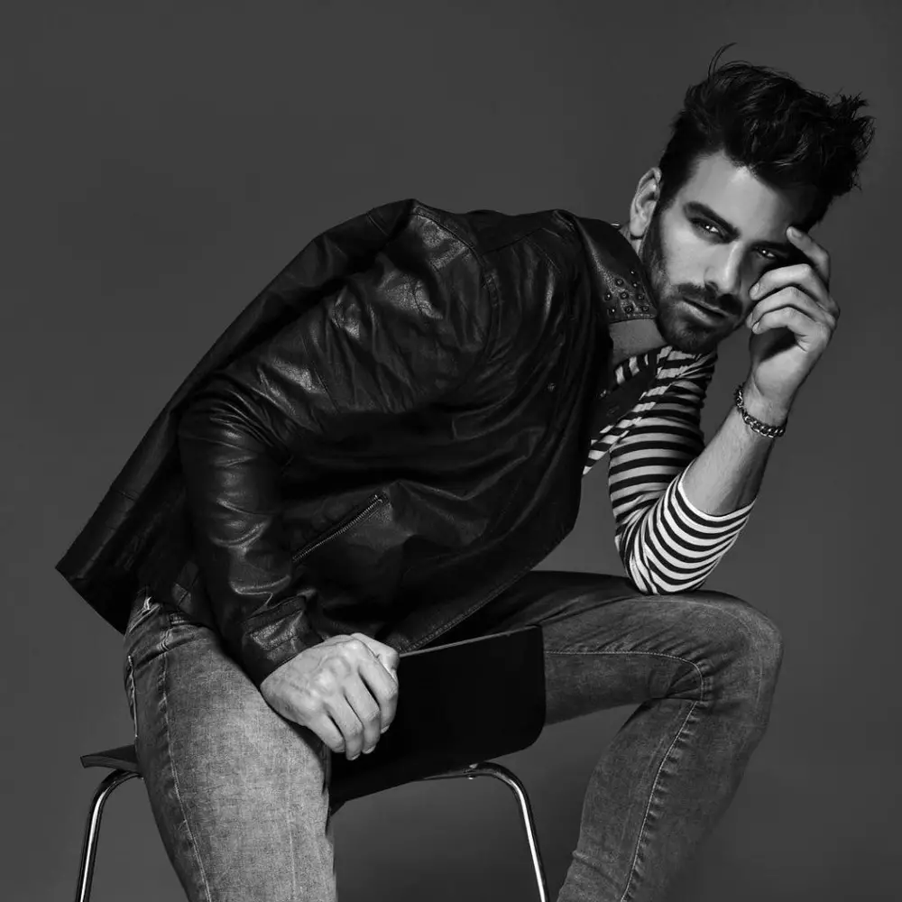 Nyle DiMarco, în vârstă de 25 de ani, urmează să apară în sezonul 22 al serialului de succes CW, care a fost creat de supermodelul Tyra Banks. Dar, în timp ce unii ar putea crede că este într-un dezavantaj în comparație cu colegii săi, modelul din Washington insistă că dizabilitatea lui îl face de fapt cu atât mai unic. Citiți mai multe: http://www.dailymail.co.uk/femail/article-3184467/I-huge-advantage-America-s-Model-s-deaf-contestant-reveals-disability-helps-stand-crowd.html #ixzz3m9AEMK3E Urmărește-ne: @MailOnline pe Twitter | DailyMail pe Facebook