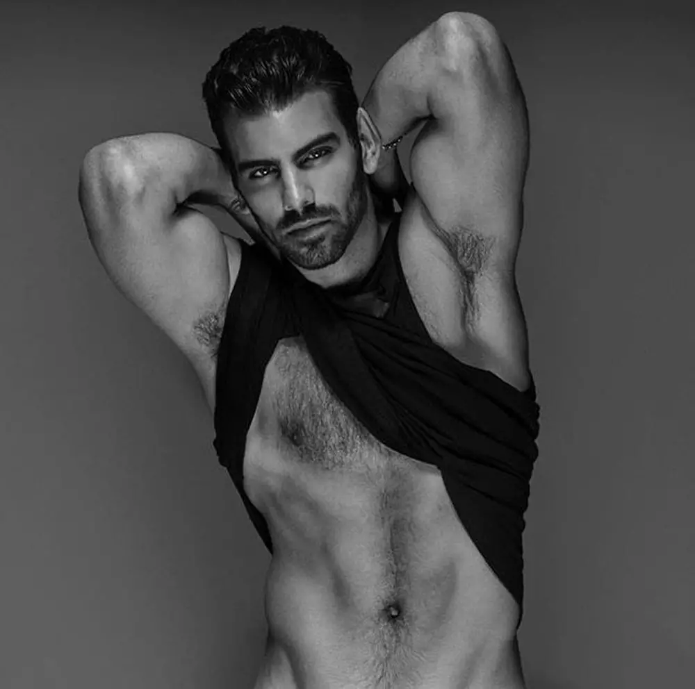 Nyle DiMarco, 25, skal medvirke i den kommende 22. sæson af den populære CW-serie, som blev skabt af supermodellen Tyra Banks. Men selvom nogle måske tror, ​​at han er i en ulempe sammenlignet med sine medstjerner, insisterer den Washington-baserede model på, at hans handicap faktisk gør ham endnu mere unik. Læs mere: http://www.dailymail.co.uk/femail/article-3184467/I-huge-advantage-America-s-Model-s-deaf-contestant-reveals-disability-helps-stand-crowd.html #ixzz3m9AEMK3E Følg os: @MailOnline på Twitter | DailyMail på Facebook