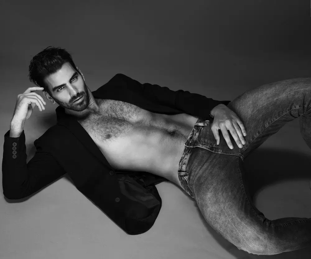 Nyle DiMarco, 25, tau teeb tsa rau lub caij 22nd tom ntej ntawm CW series, uas yog tsim los ntawm supermodel Tyra Banks. Tab sis thaum qee tus yuav ntseeg tias nws muaj qhov tsis zoo thaum piv nrog nws cov hnub qub, tus qauv hauv Washington tau hais tias nws qhov kev xiam oob khab ua rau nws txhua tus tshwj xeeb. Nyeem ntxiv: http://www.dailymail.co.uk/femail/article-3184467/I-huge-advantage-America-s-Model-s-deaf-contestant-reveals-disability-helps-stand-crowd.html #ixzz3m9AEMK3E Ua raws li peb: @MailOnline ntawm Twitter | DailyMail hauv Facebook