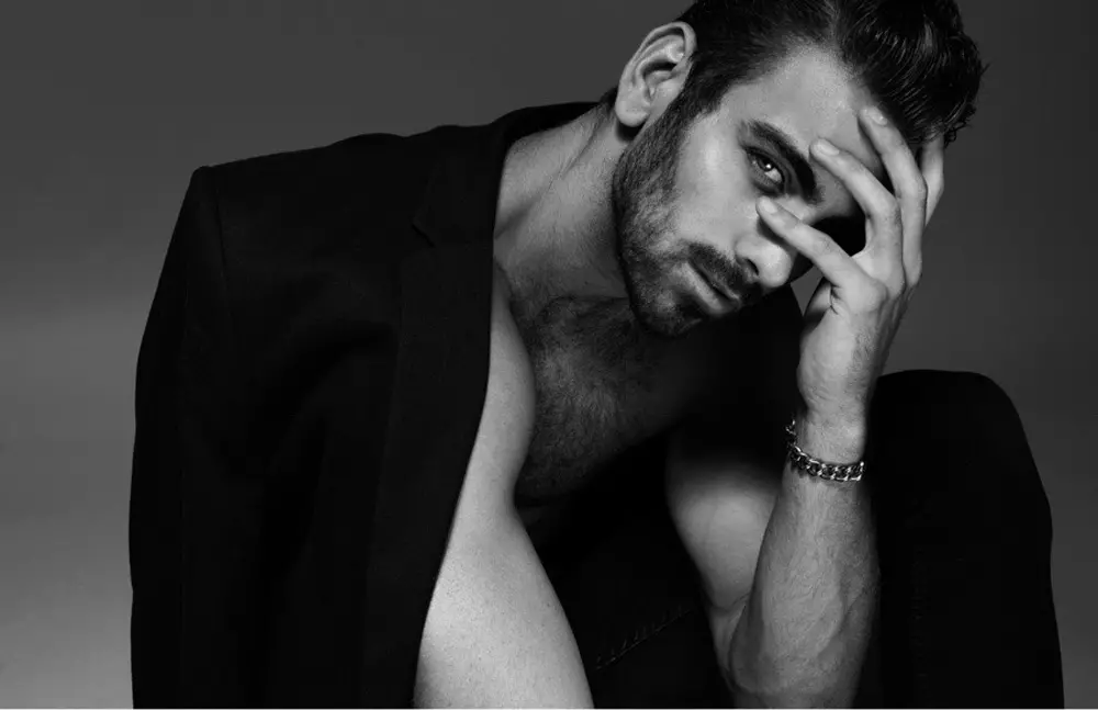 Tá Nyle DiMarco, 25, le feiceáil ar an 22ú séasúr atá le teacht den tsraith CW buailte, a chruthaigh Tyod Banks supermodel. Ach cé go gcreideann cuid go bhfuil sé faoi mhíbhuntáiste i gcomparáid lena chomh-réaltaí, áitíonn an tsamhail atá bunaithe i Washington go ndéanann a mhíchumas níos uathúla fós é. Léigh níos mó: http://www.dailymail.co.uk/femail/article-3184467/I-huge-bethage-America-s-Model-s-deaf-contestant-reveals-disability-helps-stand-crowd.html # ixzz3m9AEMK3E Lean sinn: @MailOnline ar Twitter | DailyMail ar Facebook