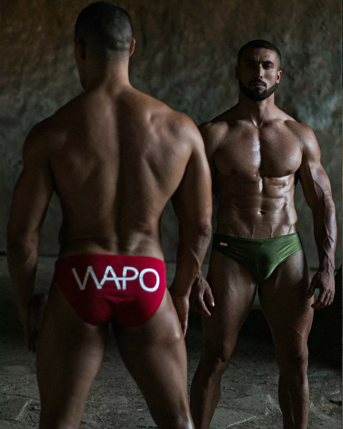 As modelos Drazen e Fabian estão vestindo trajes de banho da WAPO Wear