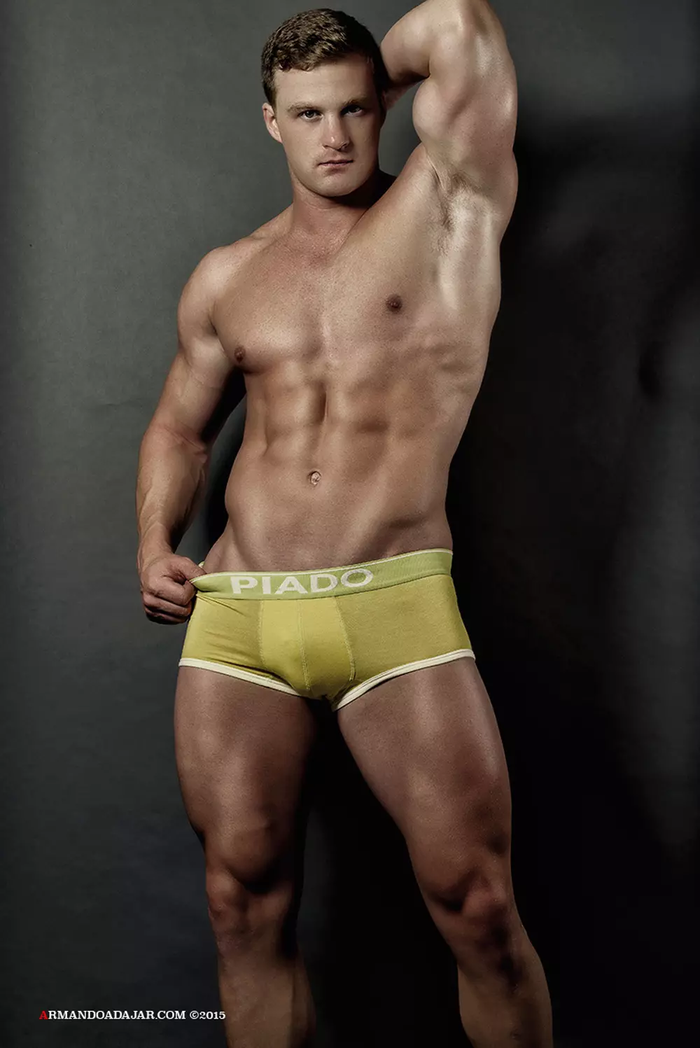 Imos adestrar! Aquí tes a nosa motivación dos luns co modelo masculino de fitness Alex Cairns fotografiado por Armando Adajar, Alex está modelando roupa interior PIADO, e é mellor que te vexas en forma para usala.