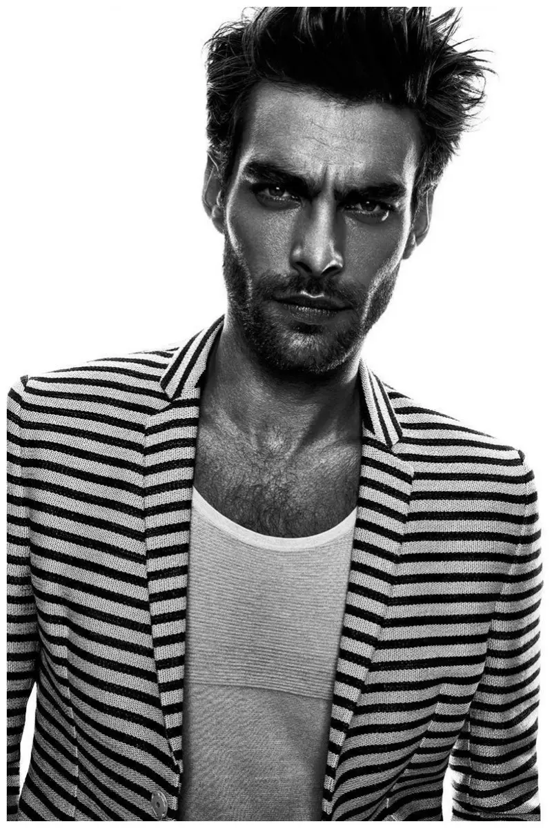 Ang nangungunang modelong Espanyol na si Jon Kortajarena ay ipinanganak upang mapabilib at ngayon ay walang pinagkaiba. Lumilitaw si Jon sa spring-summer 2015 na isyu ng L'Officiel Hommes Thailand. Naghahatid ng simple ngunit walang kamali-mali na pagkalat ng fashion, si Jon ay nakuhanan ng larawan ni Anthony Meyer. May suot na smart suiting na pinaghihiwalay na may matapang, modernong katauhan, si Jon ay madaling isang nakaka-inspire na pangitain sa leopard, guhitan at higit pa.