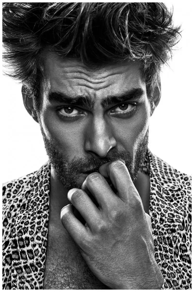 Topowy hiszpański model Jon Kortajarena urodził się, by imponować i nie inaczej jest dzisiaj. Jon pojawia się w wiosenno-letnim wydaniu 2015 L’Officiel Hommes Thailand. Zapewniając prosty, ale bezbłędny rozkład mody, Jon jest fotografowany przez Anthony'ego Meyera. Nosząc elegancki garnitur, wyróżniający się odważną, nowoczesną osobowością, Jon jest inspirującą wizją w panterce, paskach i nie tylko.