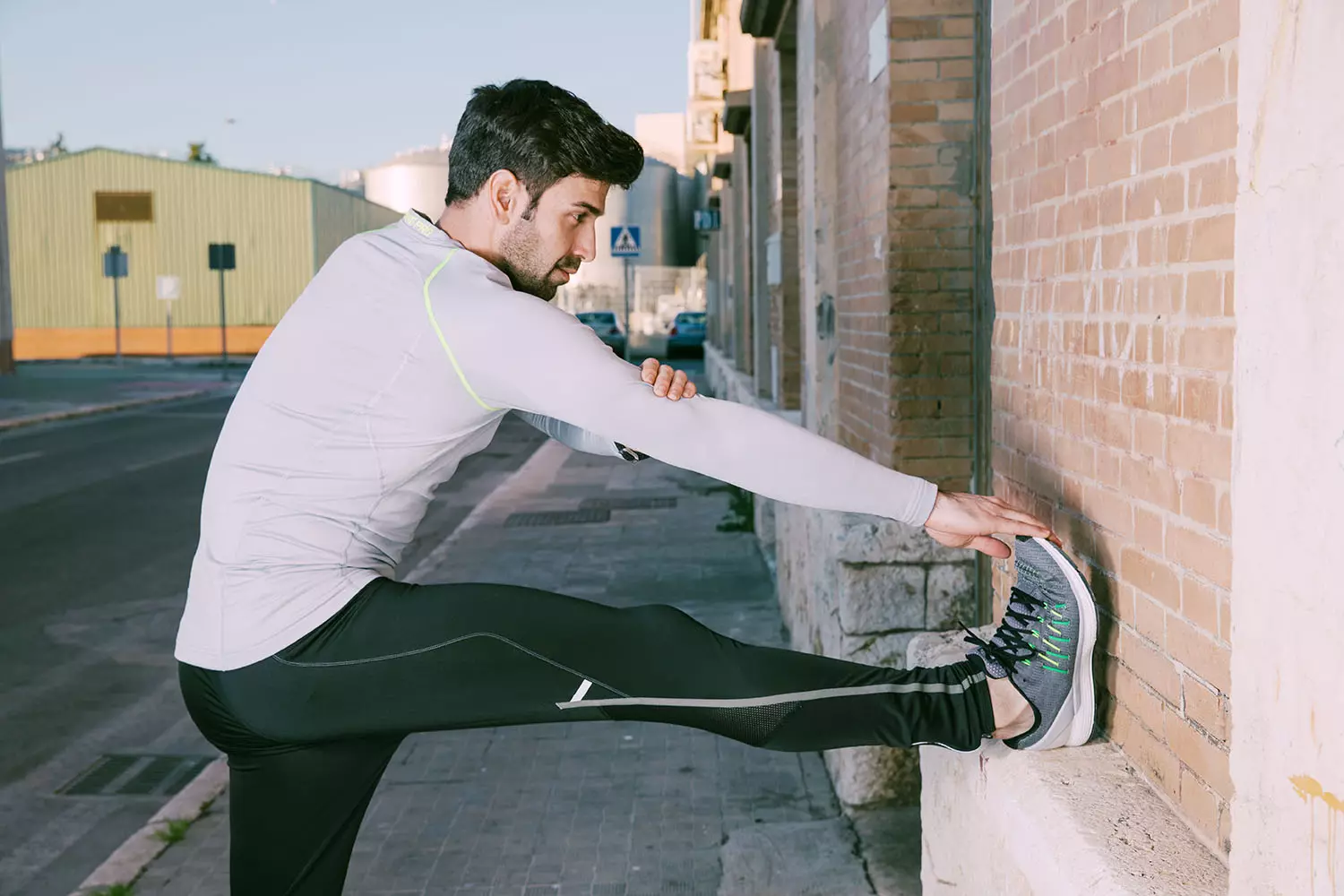 Stretch men. A man stretching on the Street. Avval tinglashni o'rganing.