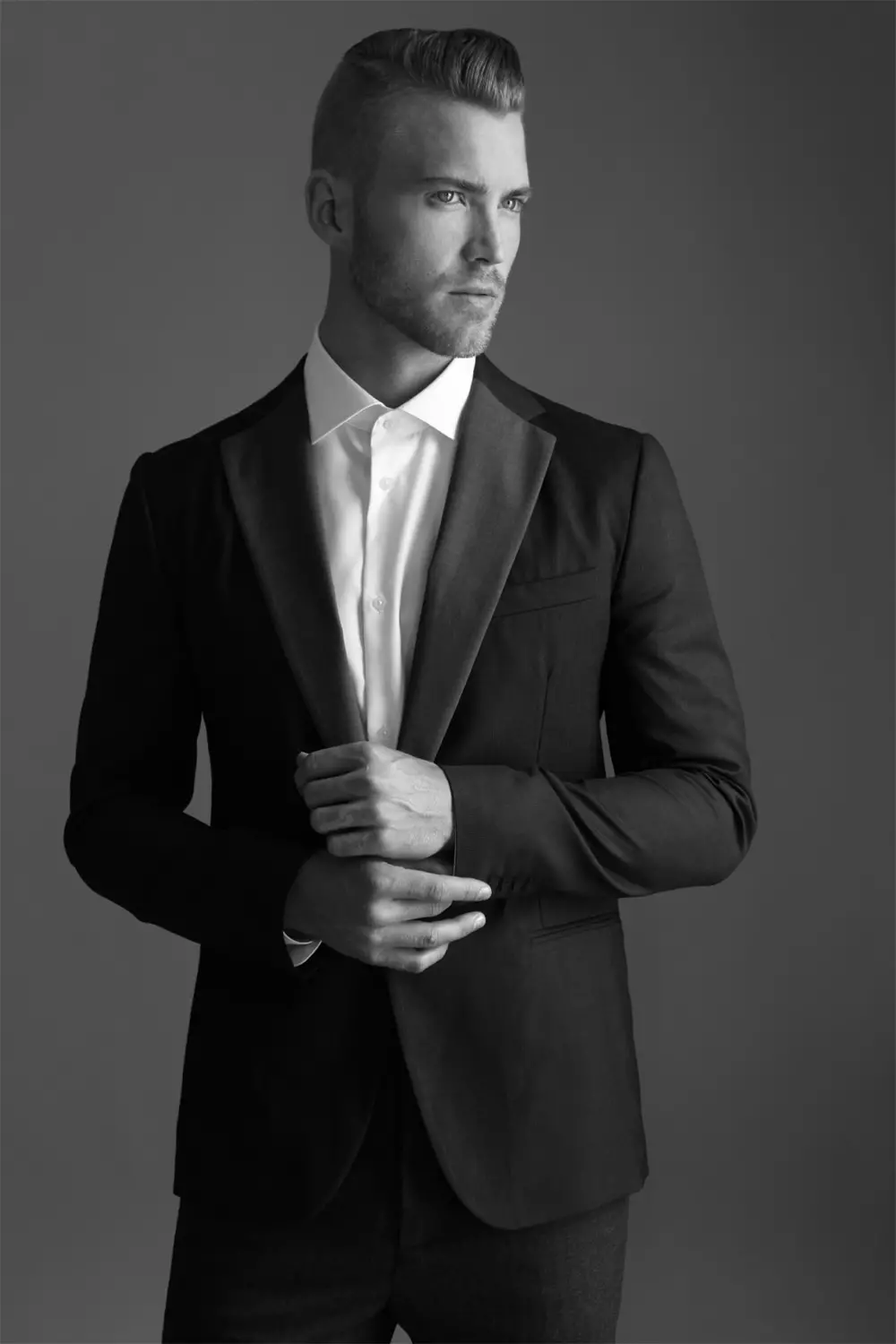 Ngawanohkeun modél lalaki formal Tommy Bradshaw di Ford Models posing dina nembak stunning ku Michael Dar.