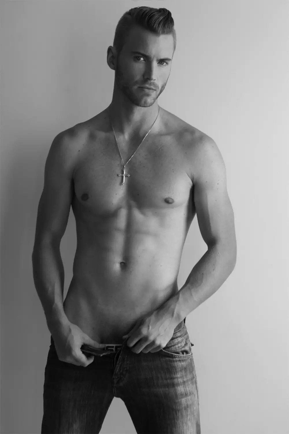 Yntroduksje fan formele manlike model Tommy Bradshaw by Ford Models posearje yn prachtige foto's fan Michael Dar.