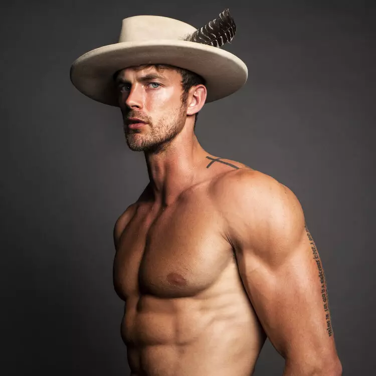 Christian Hogue adalah Pria Sempurna dalam Pengeditan baru oleh Ruben Tomas