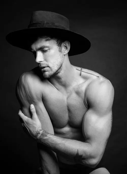 Christian Hogue er hinn fullkomni maður í nýjum útgáfum eftir Ruben Tomas