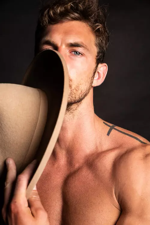 Christian Hogue es el hombre perfecto en nuevas ediciones de Ruben Tomas