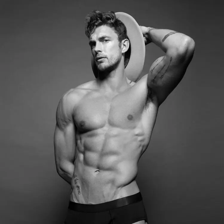 Christian Hogue er hinn fullkomni maður í nýjum útgáfum eftir Ruben Tomas