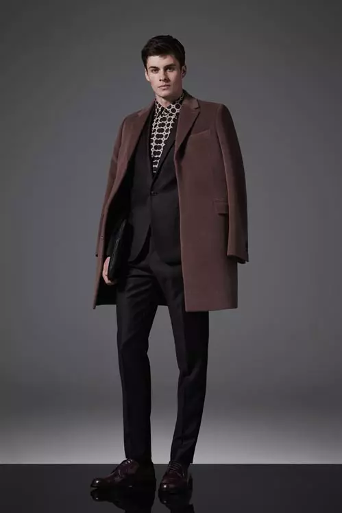 AW15コレクションのスタイリングからシーズン後半に期待されるアイテムまで、ルックブックでメンズウェアの新しい方向性を購入してください。