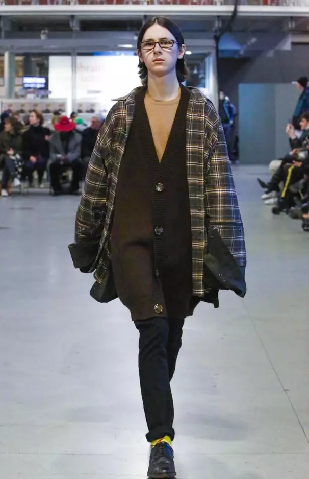 vetements-ready-to-wear-fall-winter-2017-paris34