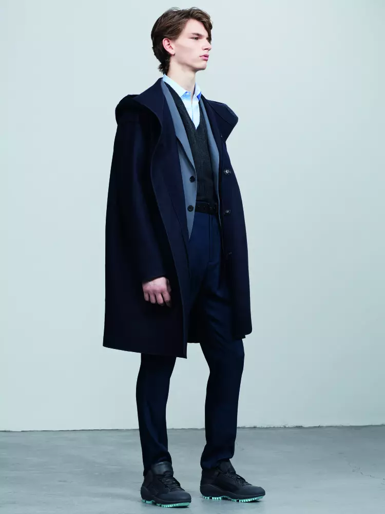 Lanvin bracht een zeer klassiek en elegant stuk uit in zijn Pre-Fall 2015.