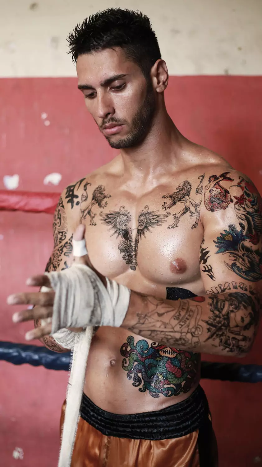 Fitness motivation med hunk mandlig model brasilianske Marlon Pires, der bokser og poserer for linsen af ​​Binho Dutra.