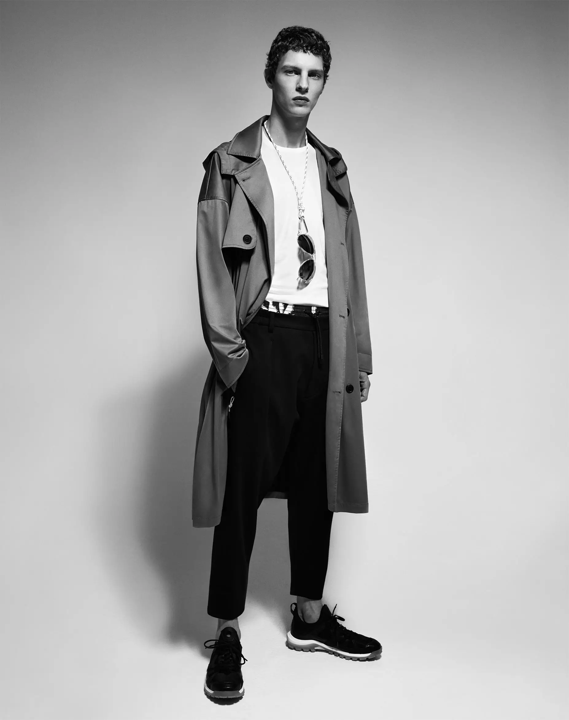 ZARA Man Campaign S/S 2017 “Exciting Territories” na kinatatakutan ang nangungunang modelo na sina Tim Schuhmacher, Gordon von Steiner, Roberto Sipos at Arthur Gosse na kinunan ng larawan ni Willy Vanderperre.