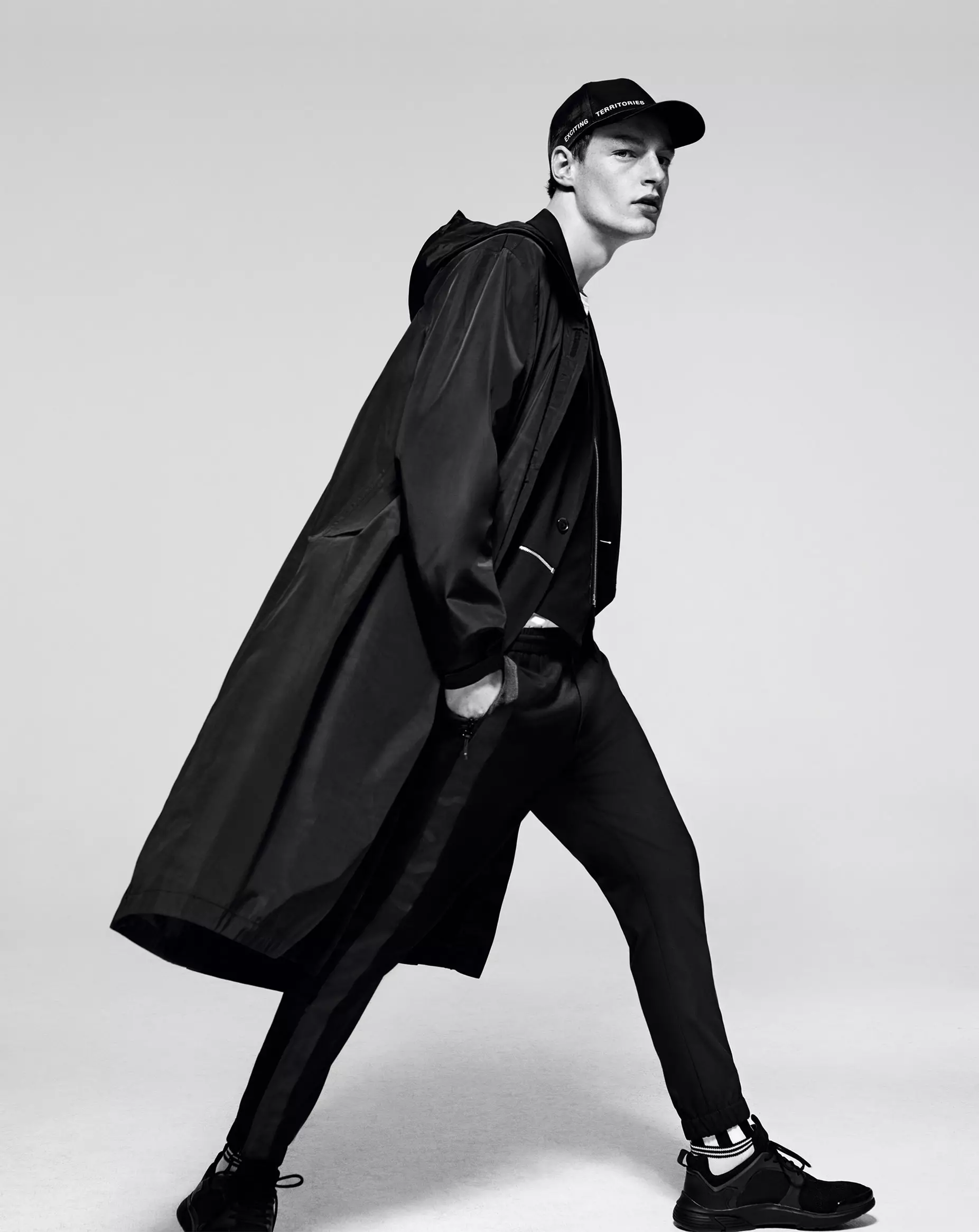 ZARA Man Campaign S/S 2017 "Heyecan verici Bölgeler", top model Tim Schuhmacher, Gordon von Steiner, Roberto Sipos ve Arthur Gosse'den korkarak Willy Vanderperre tarafından fotoğraflandı.