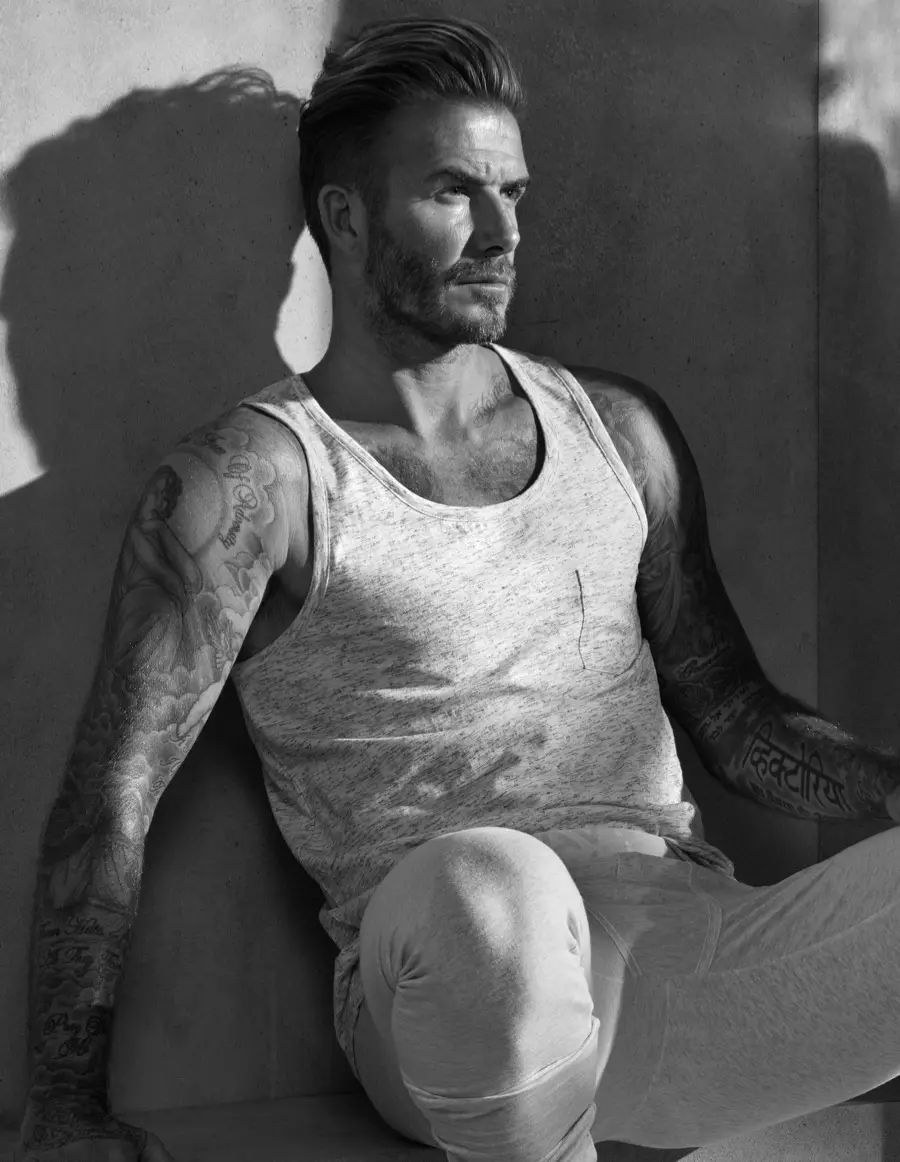 David Beckham מאָדעל אַ סינגלע און לאָנגדזשאָהנס פון זיין H&M Bodywear זאַמלונג.