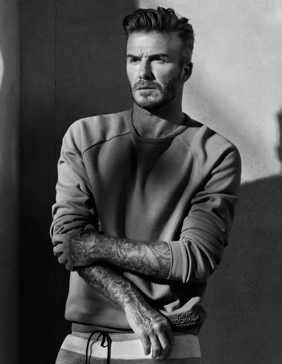 David Beckham modelon një singë dhe rroba të gjata nga koleksioni i tij H&M Bodywear.