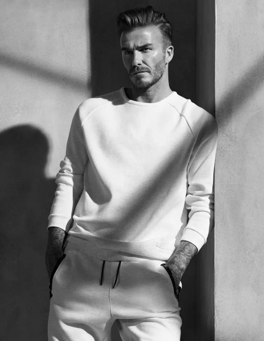 David Beckham özünün H&M Bodywear kolleksiyasından atlet və uzun paltar modelləşdirir.