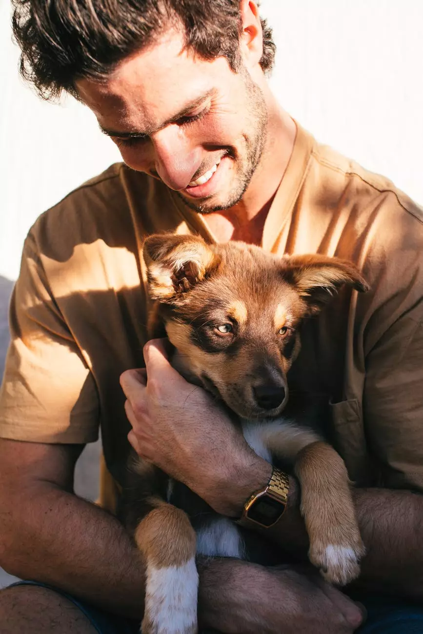 hombre de cosecha con cachorro en manos