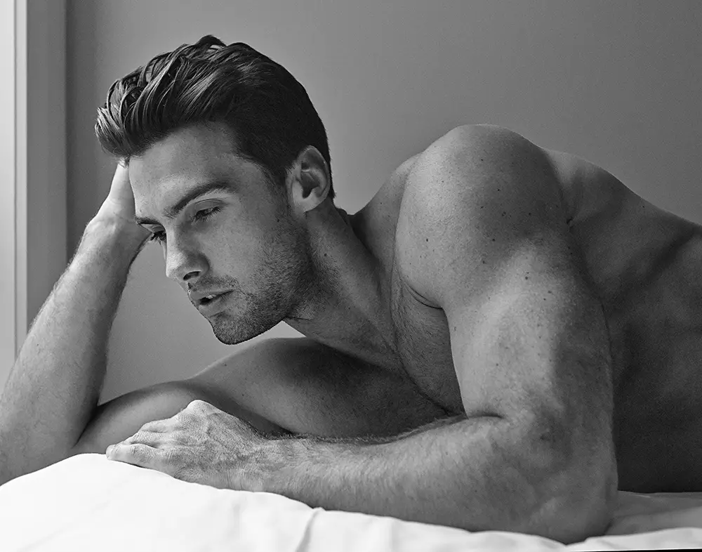 Der australische Modefotograf Paul Fitzgerald fotografierte diese Sammlung von Bildern des sexy australischen Models Mitchell Wick (Chadwick Models). Mitchell posierte mühelos an einem faulen Sonntagmorgen und erlaubte Paul Fitzgerald, seine rohe Männlichkeit einzufangen, hemmungslos und entspannt.