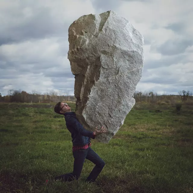 Logan Zillmer ist ein amerikanischer Fotograf, der anbietet, jeden Tag des Jahres eine seiner Aufnahmen zu zeigen. Ähnlich wie Magritte und Surrealismus bietet uns der Künstler Bilder von hoher Qualität mit einer Auswahl von Aufnahmen aus 365 Aufnahmen, die es in Zukunft zu entdecken gilt.