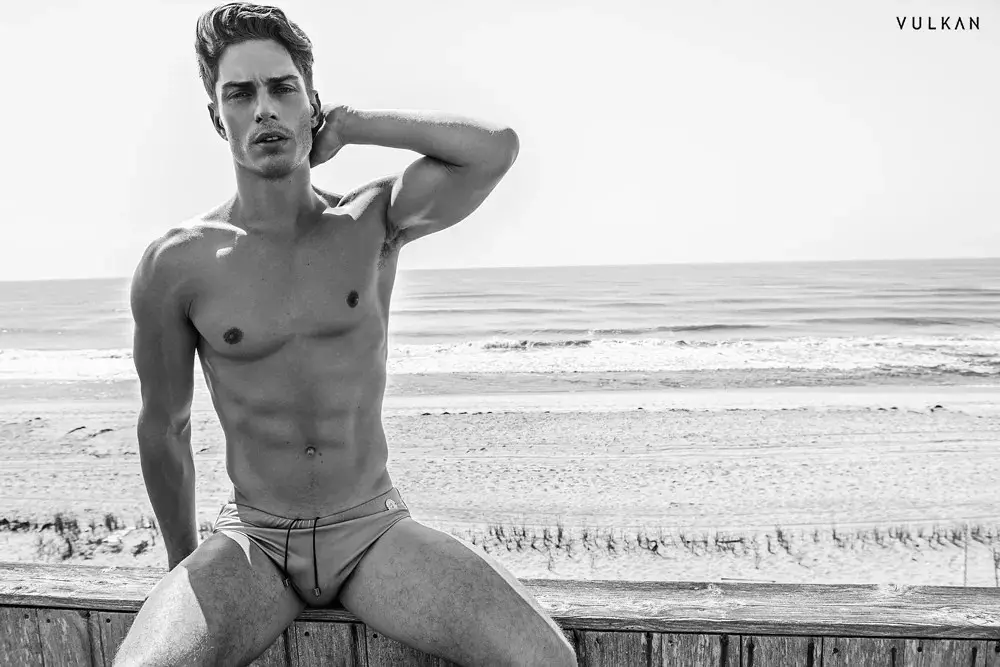 Vulcan Magazine'e özel, Kamera Addikt'ten muhteşem poz veren atılgan erkek model Matthew Ludwinski. Mayo: Kaydırın.