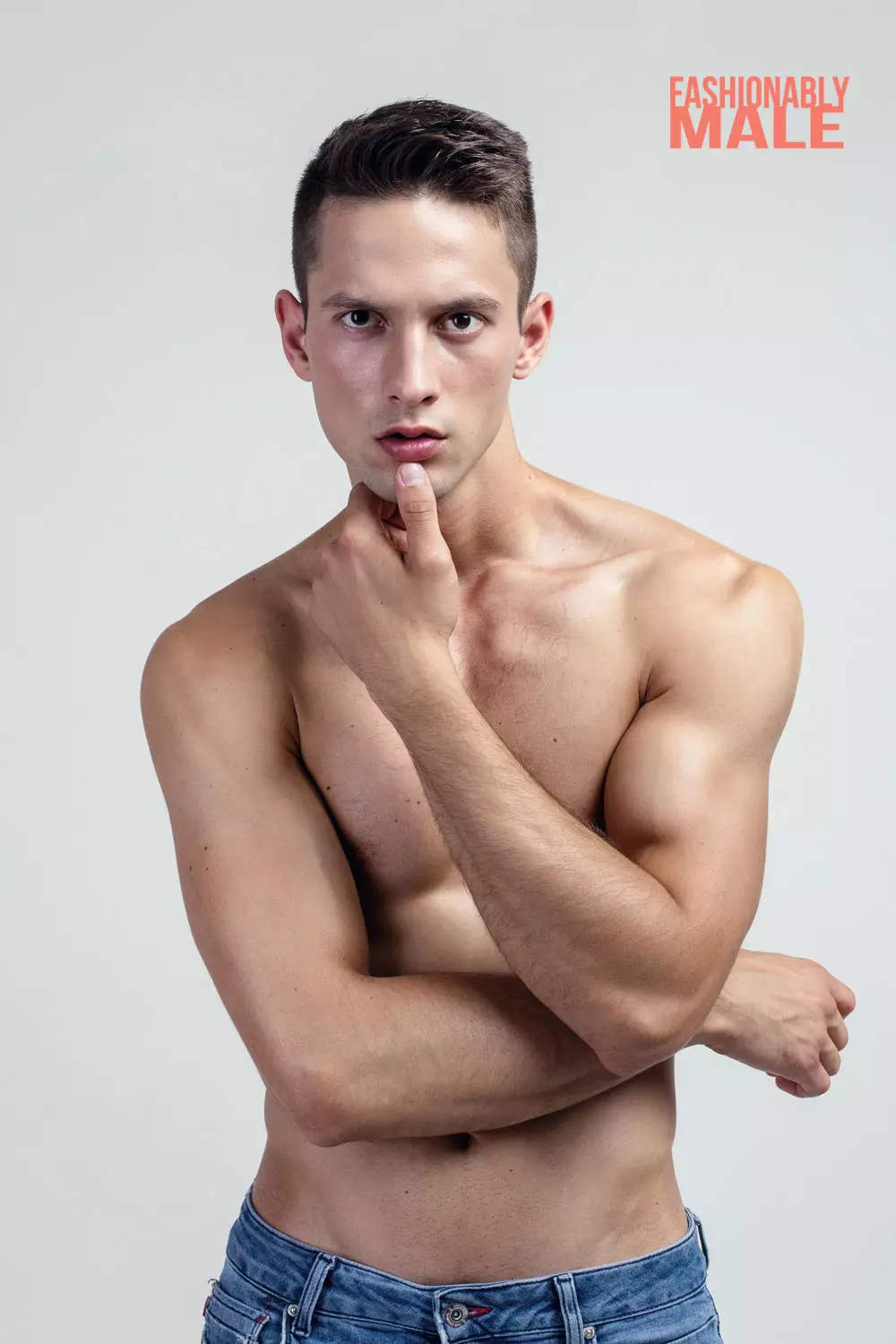 Pavel Raise di Victor Lluncor per Fashionably Male