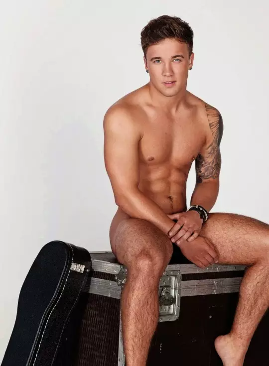 Sam Callahan mendapat peringkat X untuk Majalah GT, sensasi X-Factor berpose setengah telanjang untuk kita semua.