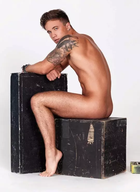 Sam Callahan est classé X pour GT Magazine, la sensation X-Factor posant à moitié nu pour nous tous.