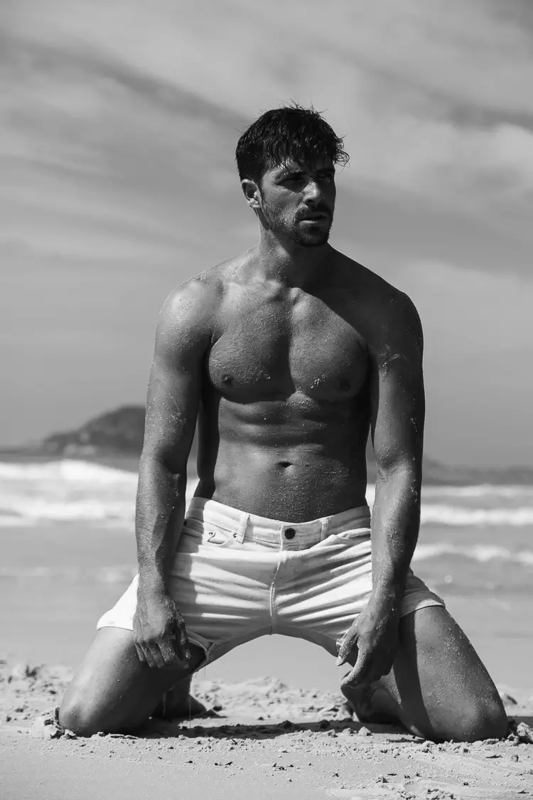 Manolotra ny sary vaovaon'ny mpaka sary breziliana Jeff Segenreich miaraka amin'ireo modely sexy Bruno Oliveira sy Matheus Rodrigues. Eny! #HappyHumpDay