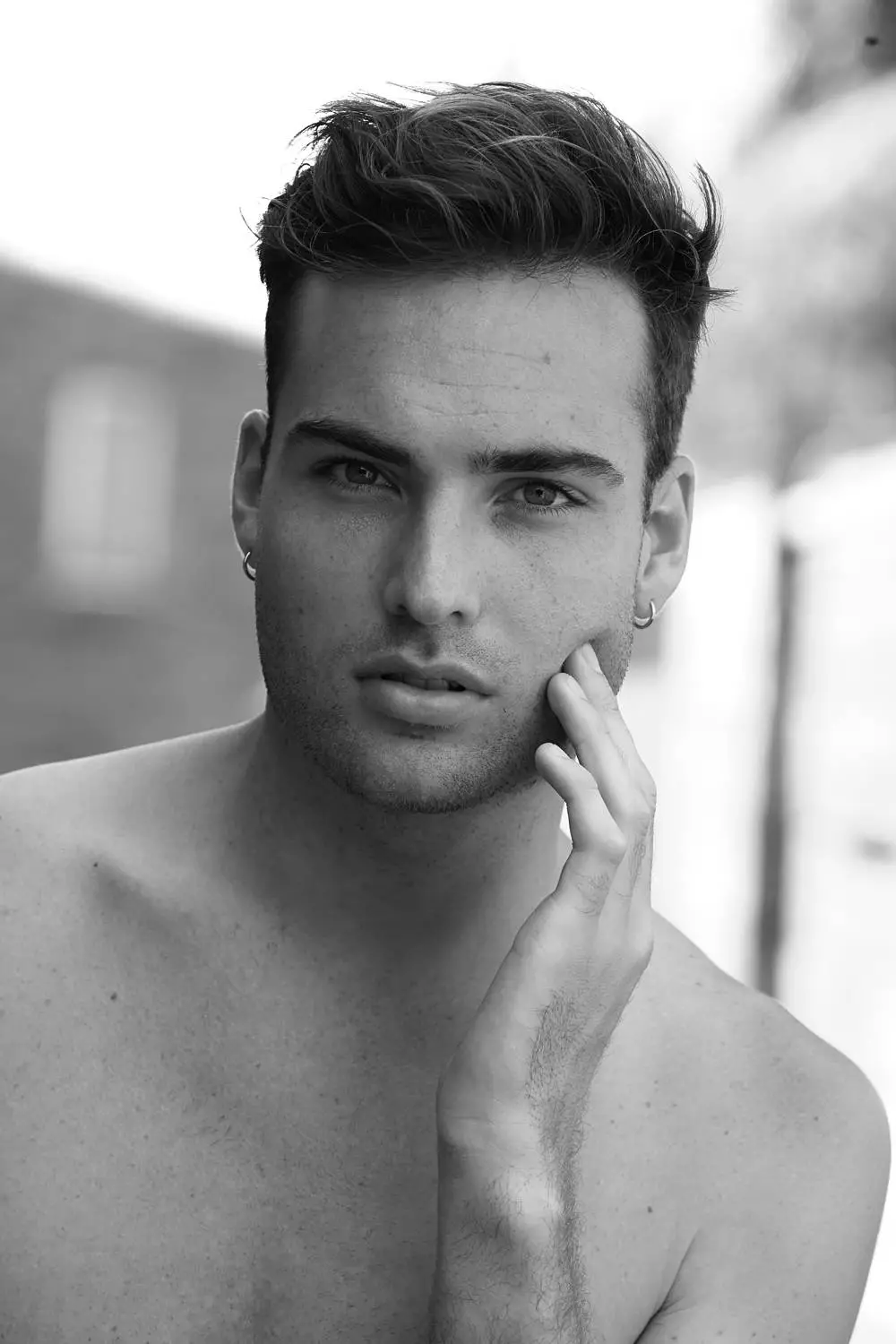 Prezentante al novulo tre belan junulon li estas Alexander King de Pride Models pozanta en B/W-sesio pafita fare de Richard Yap.