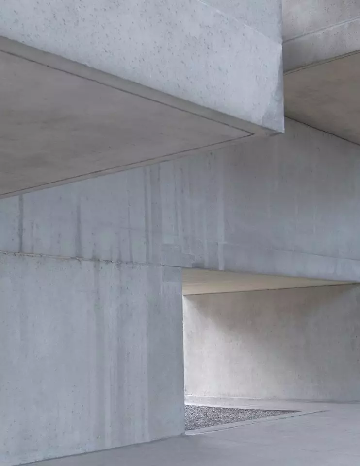 Per celebrar la nostra arribada al Canadà, vam explorar Habitat 67 de Moshe Safdie amb el fotògraf Paul Jung mentre fotografiava algunes de les seves peces preferides de la nostra col·lecció de tardor i hivern 2015.