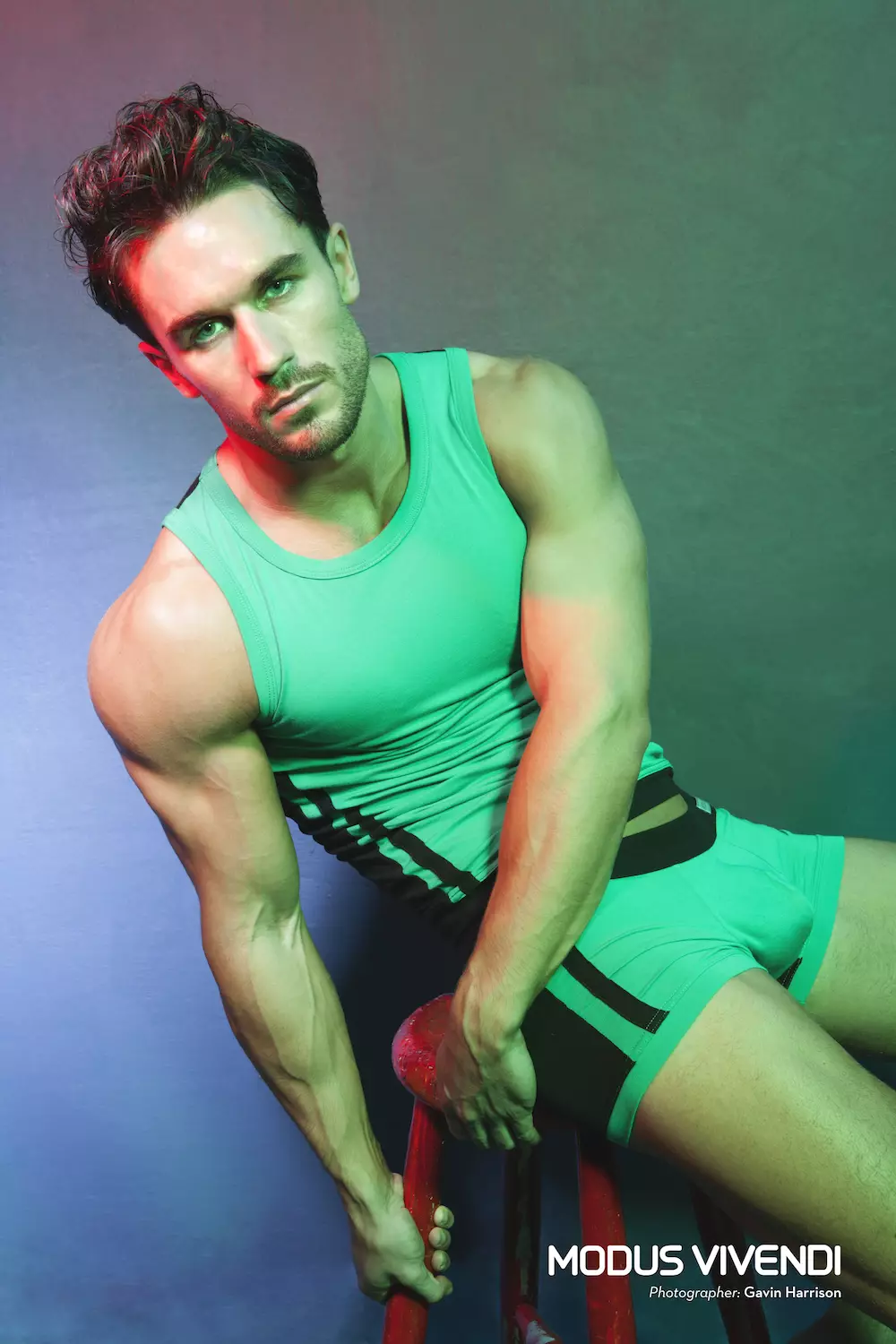 Modus Vivendi жаңа Pride Line ұсынады Modus Vivendi өзінің 2015 жылғы науқанына барын салды және өзінің жаңа топтамасын бүкіл әлемді қамтитын үлкен 10 бөлімнен тұратын серияда ұсынады. Бұл күрделі жаңа жоба әлемнің әр түкпірінде жұмыс істейтін 10 таңғажайып дарынды фотограф ұсынатын, әрқайсысы өзінің ерекше фотографиялық стилі және Модус Вивендидің қайталанбас стилін түсіндіру және ұсынудың бірегей қабілеті үшін таңдалған ерекше жеке суреттер түрінде болады. Жаңа топтамадағы әр түрлі жолдардың әрқайсысы бір фотографқа жіберілді, жаңа дизайнды өзінің ерекше стилінде суреттеуге рұқсат берілді. Түпнұсқа идея Modus Vivendi киімінің әр бөлігін құрастырушы және жасаушы Кристос Бибитсостан шыққан. Ер адам бейнесін сомдауға дарынды жүздеген фотографтардың ішінен біз өте дарынды 10 суретшіні таңдадық, олардың барлығы жобаны ықыласпен қарсы алды. Ал нәтижелер өздері үшін айтады. Өте жеке, стильді және күшті бұл кескіндер толғандыратын болады. Бірінші аялдама – Англияның Лестер қаласы. Ұсынылған сызық - Модус Вивендидің жаңа мақтаныш сызығы және осы қарқынды түстерді жасаған фотограф - Гэвин Харрисон. «Модус Вивендидің жоғары сапалы өнімдер шығаратынын біле отырып, мен Адам мен Алекстің екі керемет моделінің сексуалды кадрларын жасауға бар күш-жігерімді жұмсай алатынымды білдім. Мен суреттерді қарапайым, бірақ күшті етіп сақтауды шештім, коллекциядағы түс тақырыбын шабыт ретінде қабылдадым», - деді Харрисон. Бұл іш киім сызығы шын мәнінде түсті, классикалық ақ-қара Modus Vivendi тәсілін сынап, 2015 жылғы топтамаға жарқын түс комбинациясын енгізеді. Прайд сызығы брифингтерден, боксшылардан және топкалардан тұрады, олардың барлығында қызғылт және сұр, көк және қызыл, жасыл және қара, сары және күлгіннің қарама-қарсы реңктері бар. Динамикалық және спорттық бұл іш киім классикалық кесінділерді, жұмсақ мақтадан жасалған белдіктерді, ерекше жұмсақ жоғары сапалы маталарды және құпия логотиптерді пайдалана отырып, жоғары жайлылық пен заманауи көрініс ұсынады. Бір сөзбен айтқанда, бұл ең жақсы спорттық, бақытты іш киім! Кредиттер: Іш киім: Modus Vivendi (www.e-modusvivendi.com) Фотограф: Гэвин Харрисон (www.facebook.com/GavinHphotography) Модельдер: Адам Филлипс (www.facebook.com/pages/Adam-Phillips-Model/224471841010583), Алекс Кэннон (www.instagram.com/al_cannon1) Сәндеу/assistand: Ant Tatton