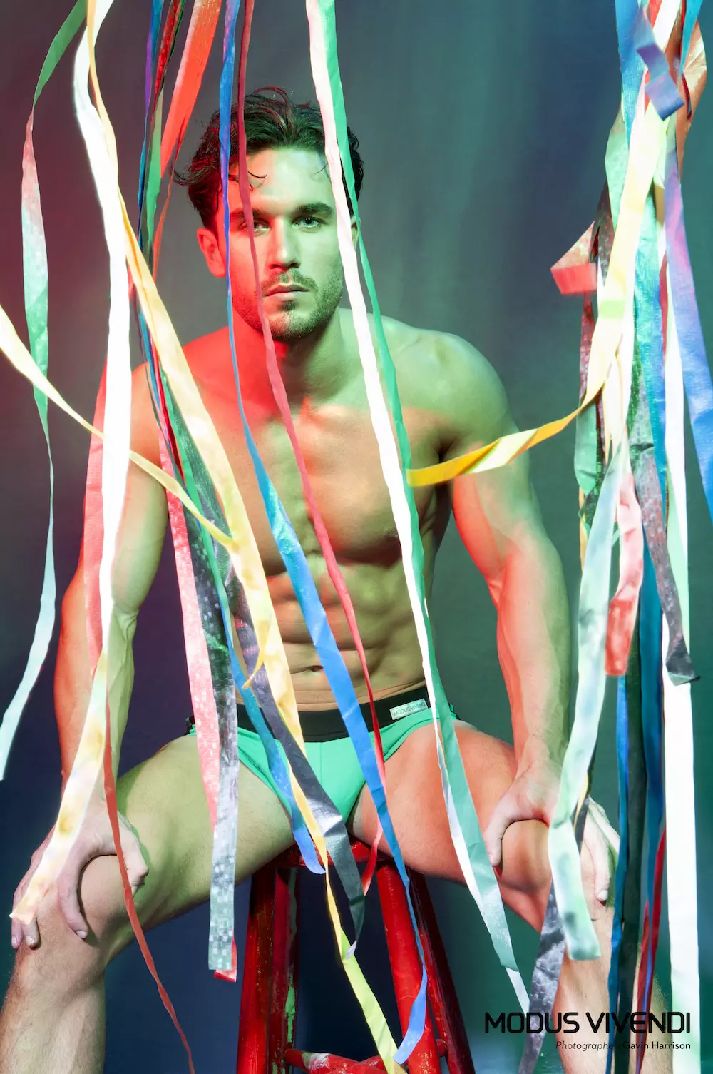 Modus Vivendi သည် Pride Line Modus Vivendi အသစ်အား ၎င်း၏ 2015 ကမ်ပိန်းအတွက် အလုံးစုံကုန်သွားခဲ့ပြီး ကမ္ဘာလုံးဆိုင်ရာ စာသားအတိုင်း အပိုင်း 10 တွဲဖြင့် ၎င်း၏ စုစည်းမှုအသစ်ကို တင်ဆက်သွားမည်ဖြစ်သည်။ ဤစိန်ခေါ်မှုအသစ် ပရောဂျက်သည် ကမ္ဘာ့နေရာအနှံ့အပြားတွင် လုပ်ကိုင်နေသော အံ့ဩစရာကောင်းလောက်အောင် ထူးချွန်သော ဓာတ်ပုံဆရာ ၁၀ ဦးမှ တင်ဆက်ပြသထားသည့် အလွန်ထူးခြားသော ပုံသဏ္ဍာန်တစ်ခုစီဖြစ်ပြီး ၎င်းတို့တစ်ဦးစီသည် ၎င်း၏ထူးခြားသောဓာတ်ပုံစတိုင်နှင့် Modus Vivendi ၏အတုမရှိနိုင်သောပုံစံကို အဓိပ္ပာယ်ဖွင့်ဆိုနိုင်စွမ်းအတွက် ရွေးချယ်ထားသည်။ စုစည်းမှုအသစ်မှ မတူညီသော လိုင်းတစ်ခုစီကို သီးခြားဓာတ်ပုံဆရာတစ်ဦးထံ ပေးပို့ထားပြီး၊ ၎င်း၏ကိုယ်ပိုင်စတိုင်ဖြင့် ဒီဇိုင်းအသစ်များကို သရုပ်ဖော်ရန်အတွက် ငွေလွှဲပေးပို့ထားပါသည်။ မူလစိတ်ကူးသည် Modus Vivendi အဝတ်အစားတိုင်း၏ ဒီဇိုင်နာနှင့် ဖန်တီးသူ Christos Bibitsos ထံမှ ဆင်းသက်လာခြင်းဖြစ်သည်။ အမျိုးသားပုံစံ သရုပ်ဖော်မှုတွင် ထူးချွန်သော ဓာတ်ပုံဆရာ ရာနှင့်ချီရှိသည့်အထဲမှ အလွန်ထူးချွန်သော အနုပညာရှင် ၁၀ ဦးကို ရွေးချယ်ခဲ့ပြီး ၎င်းတို့အားလုံးသည် ပရောဂျက်ကို လှိုက်လှိုက်လှဲလှဲ ကြိုဆိုခဲ့ကြသည်။ ပြီးတော့ ရလဒ်တွေက သူတို့ကိုယ်သူတို့ ပြောကြတယ်။ မြင့်မားသော၊ စတိုင်ကျပြီး အစွမ်းထက်သော ဤပုံများသည် စိတ်လှုပ်ရှားဖွယ်ကောင်းသည်။ ကျွန်ုပ်တို့၏ပထမဆုံးမှတ်တိုင်မှာ အင်္ဂလန်နိုင်ငံ၊ Leicester ဖြစ်သည်။ တင်ပြထားသောစာကြောင်းမှာ Modus Vivendi ၏ Pride Line အသစ်ဖြစ်ပြီး ဤအရောင်အသွေးပြင်းထန်သောပုံများကို ဖန်တီးခဲ့သည့် ဓာတ်ပုံဆရာမှာ Gavin Harrison ဖြစ်သည်။ 'Modus Vivendi သည် ထိပ်တန်း အရည်အသွေးမြင့် ထုတ်ကုန်များ ထုတ်လုပ်သည်ကို သိရှိခြင်းကြောင့် Adam နှင့် Alex တို့၏ sexy ကျသော ရိုက်ချက်များကို ဖန်တီးခြင်းတွင် ကျွန်ုပ်၏ အားထုတ်မှုအားလုံးကို အာရုံစိုက်နိုင်သည်ကို ကျွန်ုပ်သိပါသည်။ ပုံတွေကို ရိုးရှင်းပေမယ့် ခိုင်ခံ့အောင်ထားဖို့ ဆုံးဖြတ်ပြီး စုစည်းမှုကနေ အရောင်အသွေးကို စိတ်ကူးစိတ်သန်းအဖြစ် ထားရှိဖို့ ဆုံးဖြတ်ခဲ့ပါတယ်'' ဟု Harrison မှ ပြောကြားခဲ့သည်။ ဤအတွင်းခံဘောင်းဘီလိုင်းသည် အရောင်နှင့်ပတ်သက်ပြီး ဂန္ထဝင် အနက်ရောင်နှင့် အဖြူ Modus Vivendi ချဉ်းကပ်မှုဖြင့် စမ်းသပ်ကာ 2015 ခုနှစ် စုစည်းမှုထဲသို့ တက်ကြွသောအရောင်ပေါင်းစပ်မှုများ ယူဆောင်လာပါသည်။ Pride လိုင်းတွင် ဘောင်းဘီတိုများ၊ လက်ဝှေ့သမားများနှင့် တင့်ကားအင်္ကျီများ ပါ၀င်ပြီး ၎င်းတို့အားလုံးတွင် ပန်းရောင်နှင့် မီးခိုးရောင်၊ အပြာနှင့် အနီ၊ အစိမ်းနှင့် အနက်ရောင်၊ အဝါနှင့် ခရမ်းရောင်တို့ ကွဲပြားသည့် အရောင်များပါရှိသည်။ သွက်လက်ပြီး အားကစားလုပ်၊ ဤအတွင်းခံသည် သာလွန်သော သက်တောင့်သက်သာရှိပြီး ဂန္ထဝင်ဖြတ်တောက်မှုများ၊ ပျော့ပျောင်းသောချည်ဖုံးထားသော ခါးပတ်များ၊ ပိုပျော့ပျောင်းသော အရည်အသွေးမြင့်ထည်များနှင့် သတိပညာလိုဂိုများကို အသုံးပြု၍ ပိုမိုကောင်းမွန်သော သက်တောင့်သက်သာရှိပြီး ခေတ်မီသောအသွင်အပြင်ကို ပေးပါသည်။ တစ်နည်းအားဖြင့်၊ ဤအရာသည် အားကစားဆန်ပြီး ပျော်ရွှင်စရာကောင်းသော အတွင်းခံဘောင်းဘီဖြစ်သည်။ Credits: Underwear: Modus Vivendi (www.e-modusvivendi.com) Photographer: Gavin Harrison (www.facebook.com/GavinHphotography) Models: Adam Phillips (www.facebook.com/pages/Adam-Phillips-Model/224471841010583)၊ Alex Cannon (www.instagram.com/al_cannon1) Styling/assistand- Ant Tatton