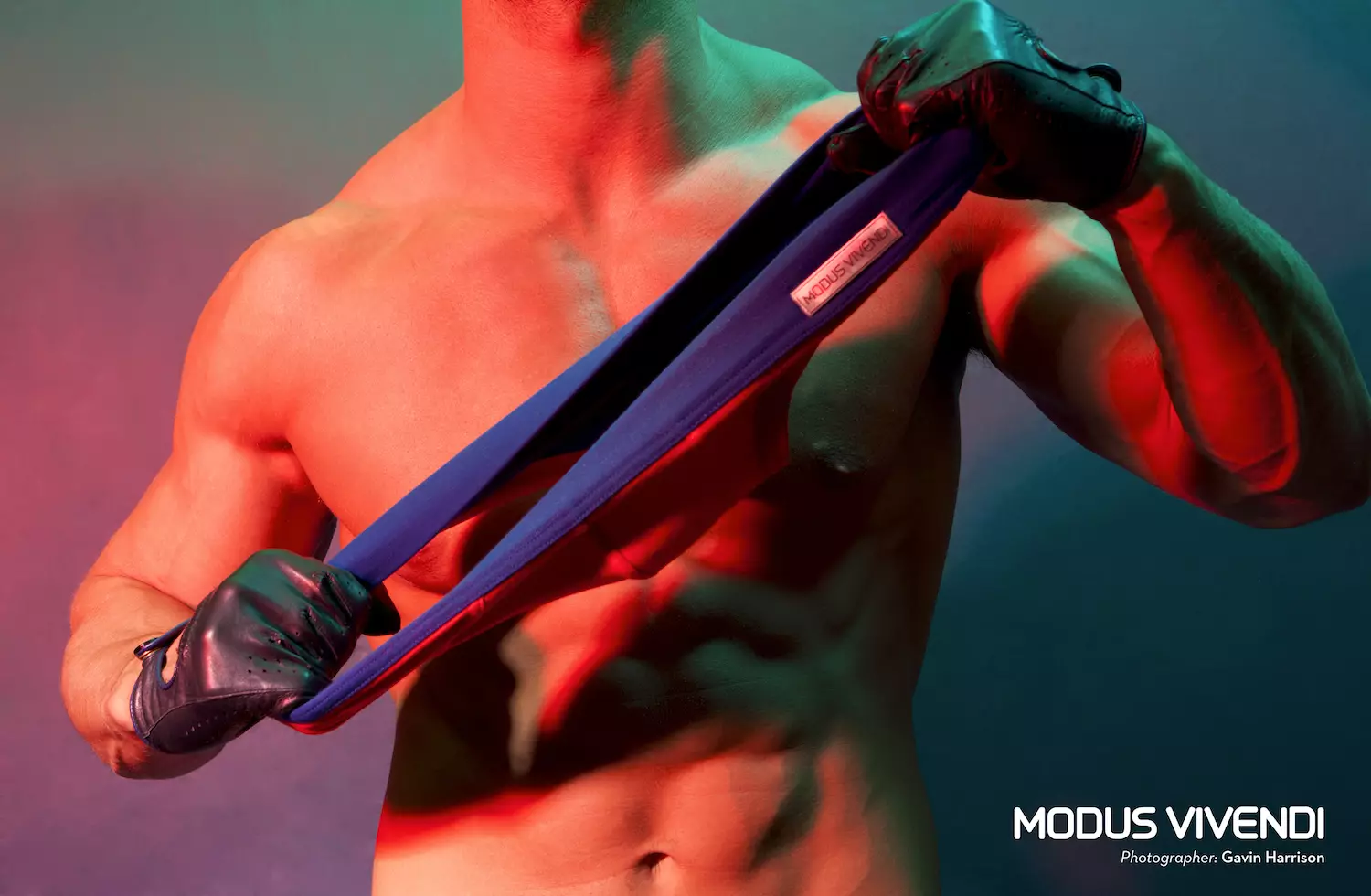 Modus Vivendi présente la nouvelle Pride Line Modus Vivendi a tout mis en œuvre pour sa campagne 2015 et présentera sa nouvelle collection dans une vaste série de 10 parties qui couvre littéralement le monde entier. Ce nouveau projet stimulant prend la forme d'images très individuelles présentées par 10 photographes incroyablement talentueux travaillant dans différentes parties du monde, chacun d'entre eux ayant été choisi pour son style photographique unique et sa capacité unique à interpréter et présenter le style inimitable de Modus Vivendi. Chacune des différentes lignes de la nouvelle collection a été envoyée à un photographe spécifique, avec pour mission d'illustrer les nouveaux designs dans son propre style. L'idée originale est venue de Christos Bibitsos, le designer et créateur de chaque pièce de vêtements Modus Vivendi. Sur des centaines de photographes doués pour la représentation de la forme masculine, nous avons choisi 10 artistes très talentueux, qui ont tous accueilli le projet avec enthousiasme. Et les résultats parlent d'eux-mêmes. Très individuelles, élégantes et puissantes, ces images vont exciter. Notre premier arrêt est Leicester, en Angleterre. La ligne présentée est la nouvelle Pride Line de Modus Vivendi et le photographe qui a créé ces images aux couleurs intenses est Gavin Harrison. « Sachant que Modus Vivendi fabrique des produits de qualité supérieure, je savais que je pouvais concentrer tous mes efforts sur la création de photos sexy des deux grands modèles Adam et Alex. J'ai décidé de garder les images simples mais fortes, en m'inspirant du thème de la couleur de la collection », a déclaré Harrison. Cette ligne de sous-vêtements est en effet tout au sujet de la couleur, testant en quelque sorte l'approche classique du noir et blanc Modus Vivendi et apportant des combinaisons de couleurs vibrantes dans la collection 2015. La ligne Pride comprend des slips, des boxers et des débardeurs, qui présentent tous des tons contrastés de rose et gris, bleu et rouge, vert et noir, jaune et violet. Dynamique et athlétique, ce sous-vêtement offre un confort supérieur et un look moderne grâce à des coupes classiques, des ceintures recouvertes de coton doux, des tissus extra-doux de haute qualité et des logos discrets. En un mot, ce sont des sous-vêtements sportifs et joyeux à leur meilleur ! Crédits : Sous-vêtements : Modus Vivendi (www.e-modusvivendi.com) Photographe : Gavin Harrison (www.facebook.com/GavinHphotography) Modèles : Adam Phillips (www.facebook.com/pages/Adam-Phillips-Model/224471841010583), Alex Cannon (www.instagram.com/al_cannon1) Stylisme/assistance : Ant Tatton