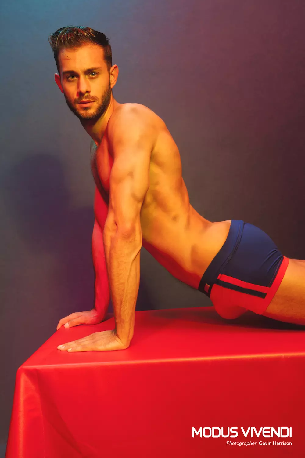 Modus Vivendi presenteert de nieuwe Pride Line Modus Vivendi heeft alles uit de kast gehaald voor zijn 2015-campagne en zal zijn nieuwe collectie presenteren in een enorme 10-delige serie die letterlijk de hele wereld omspant. Dit uitdagende nieuwe project neemt de vorm aan van zeer individuele beelden die worden gepresenteerd door 10 ongelooflijk getalenteerde fotografen die in verschillende delen van de wereld werken, die allemaal zijn gekozen vanwege zijn unieke fotografische stijl en unieke vermogen om de onnavolgbare stijl van Modus Vivendi te interpreteren en te presenteren. Elk van de verschillende lijnen uit de nieuwe collectie is naar één specifieke fotograaf gestuurd, met de opdracht om de nieuwe ontwerpen in zijn eigen stijl te illustreren. Het oorspronkelijke idee kwam van Christos Bibitsos, de ontwerper en maker van elk kledingstuk van Modus Vivendi. Uit honderden fotografen die begiftigd waren met het uitbeelden van de mannelijke vorm, kozen we 10 zeer getalenteerde kunstenaars, die allemaal enthousiast reageerden op het project. En de resultaten spreken voor zich. Deze zeer individuele, stijlvolle en krachtige beelden zullen u opwinden. Onze eerste stop is Leicester, Engeland. De gepresenteerde lijn is de nieuwe Pride Line van Modus Vivendi en de fotograaf die deze kleurintensieve afbeeldingen heeft gemaakt, is Gavin Harrison. 'Omdat Modus Vivendi producten van topkwaliteit produceert, wist ik dat ik al mijn inspanningen kon richten op het maken van sexy foto's van de twee geweldige modellen Adam & Alex. Ik besloot de afbeeldingen eenvoudig maar krachtig te houden, waarbij ik het thema kleur uit de collectie als mijn inspiratie gebruikte', zei Harrison. Deze ondergoedlijn draait inderdaad om kleur, waarbij de klassieke zwart-witte Modus Vivendi-benadering op een bepaalde manier wordt getest en levendige kleurencombinaties in de 2015-collectie worden gebracht. De Pride-lijn bestaat uit slips, boxers en tanktops, allemaal met contrasterende tinten roze en grijs, blauw en rood, groen en zwart, geel en paars. Dynamisch en atletisch, dit ondergoed biedt superieur comfort en een moderne look met klassieke snitten, met zachte katoen beklede taillebanden, extra zachte stoffen van hoge kwaliteit en discrete logo's. Kortom, dit is sportief, vrolijk ondergoed op zijn best! Credits: Ondergoed: Modus Vivendi (www.e-modusvivendi.com) Fotograaf: Gavin Harrison (www.facebook.com/GavinHphotography) Modellen: Adam Phillips (www.facebook.com/pages/Adam-Phillips-Model/224471841010583), Alex Cannon (www.instagram.com/al_cannon1) Styling/assistent: Ant Tatton