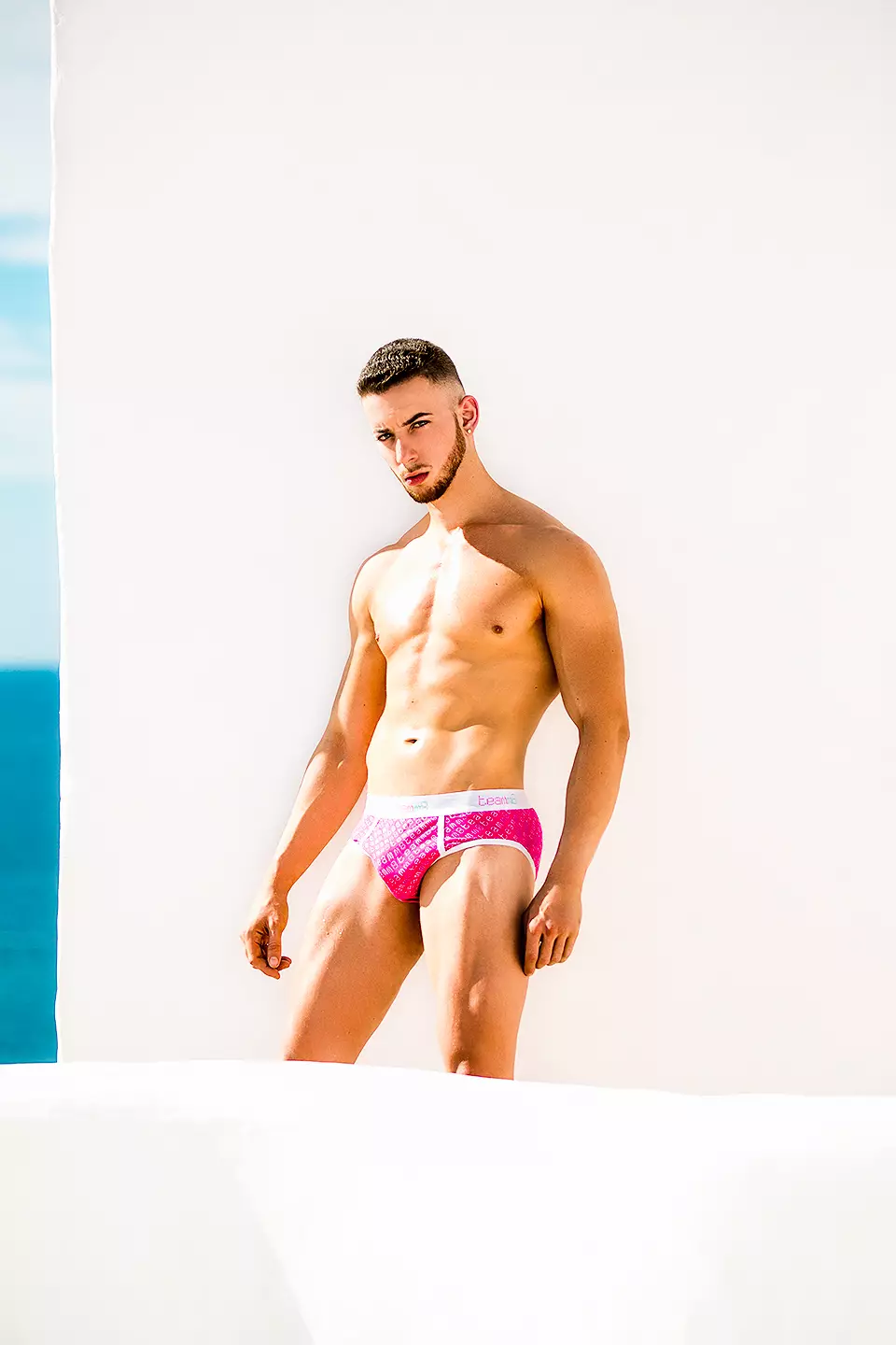 Alejandro Granados is 23 jier âld en hy is fitness-ynstrukteur, mar hy is ek in fitnessmodel, no sjarmeart hy ús skermen mei it Australyske Teamm8 Underwear en Swimwear.