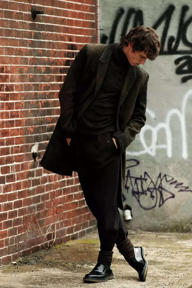 Street Cred: Fall Style for Men, un hermoso trabajo que presenta prendas de otoño realmente agradables solo para hombres, fotografía de Cedric Buchet para WSJ. Revista y estilismo de Mel Ottenberg; Model, Antoine Miller en Premium Models; cabello, Ward.