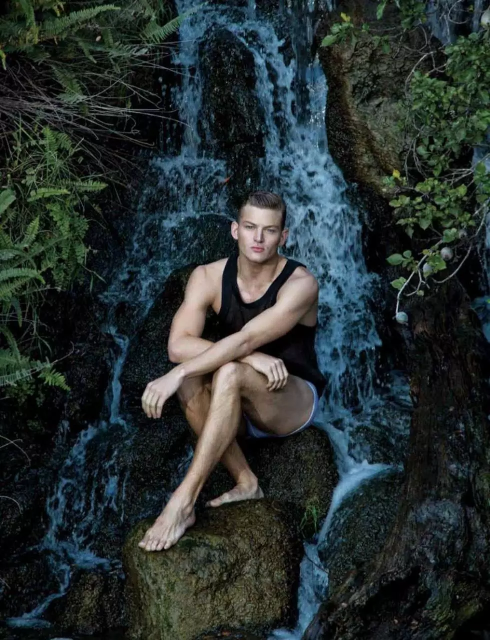 Ang American hunk na si Sebastian Sauve ay nagsisilbing pabalat at mga bituin sa kwentong Tropical Delight para sa isyu ng Marso ng Manifesto Magazine. Ang batang may asul na mata ay kinunan ni Greg Lotus at inayos ni Jimi Urquiaga na may suot na mga piraso mula sa mga designer gaya nina Dries Van Noten at Roberto Cavalli