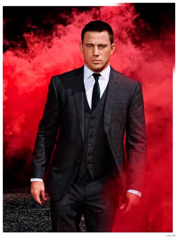 Wawancara karo Channing Tatum kanggo crita panutup Esquire sasi iki, lan dheweke minangka penghibur sing setia. Apa dheweke bakal ditindhes dening pegulat Olimpiade ing Foxcatcheror njaluk ngapura marang para penari Magic Mike amarga dheweke ngusir, Channing nindakake apa wae sing ditindakake. Cukup aja nyoba nggawe dheweke lungguh.