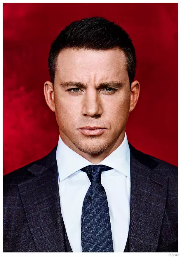 Intervju med Channing Tatum for denne månedens Esquire-forsidehistorie, og han er en ganske hengiven underholder. Enten han blir knust av en olympisk bryter i Foxcatcheror som ber om unnskyldning til andre Magic Mike-dansere for sine flaksende undermenn, gjør Channing hva rollen tar. Bare ikke prøv å få ham til å sitte stille.